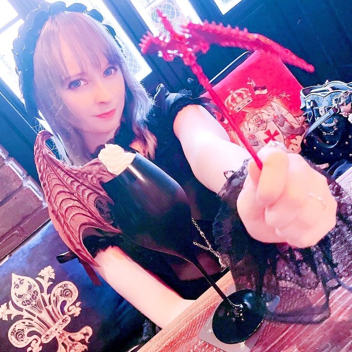 【画像】日本でプロ漫画家デビューしたフィンランド美女さん、セクシーっぷりが半端ないｗｗｗｗｗ
