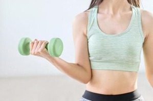 【画像】 ノーブラで筋トレしてる女の子