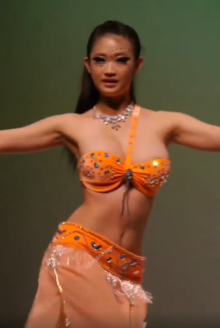 ダンサーが乳首ポロリ