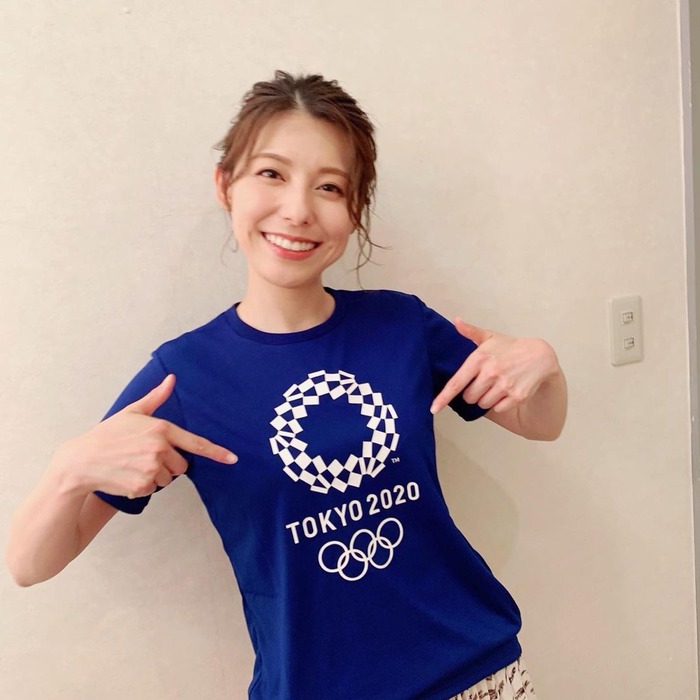 上村彩子アナが胸を強調