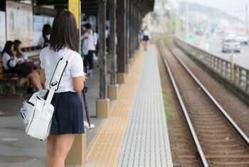電車でスカートをめくる女子高生