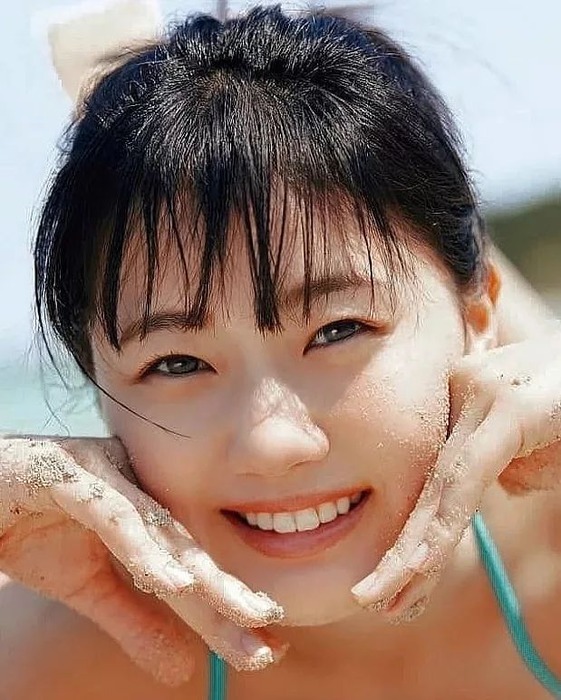 瀧野由美子の胸の谷間