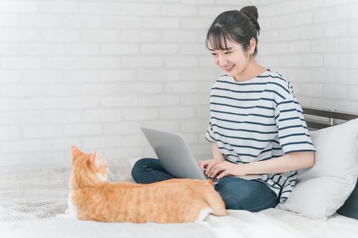 【動画】配信女子さん、飼い猫にお○ぱいを晒されるハプニングｗｗｗｗｗｗ