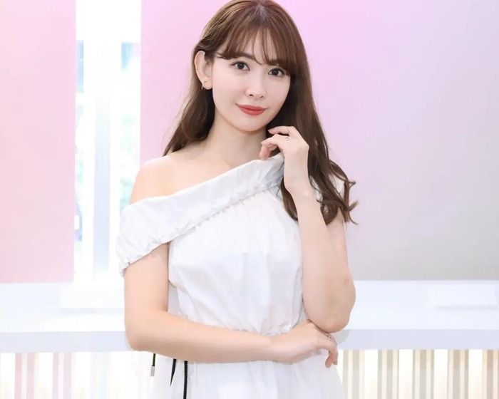 【画像】小嶋陽菜(38)さん、セクシーな人妻みたいになってしまうwwwww