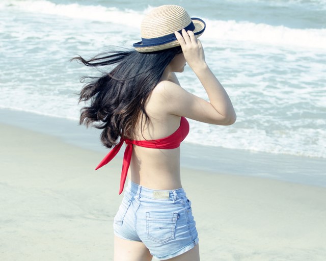 【画像】海辺のママさん、無防備おっぱいがエッティwwwww