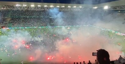 フランスのサッカー場で発煙筒