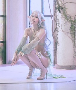 【画像】 コスプレイヤーさん、もはや露出狂