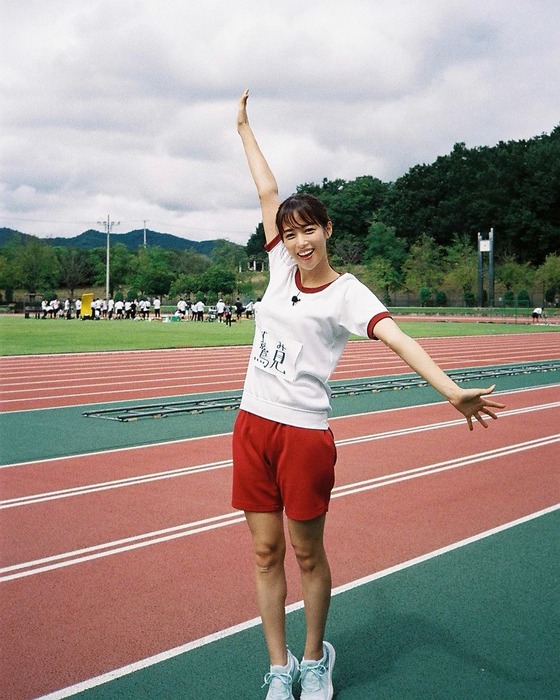 鷲見玲奈アナが谷間チラ