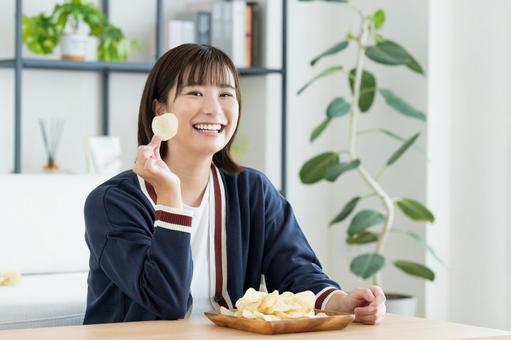【画像】ポテチのパッケージにお○ぱいあったwwwwww