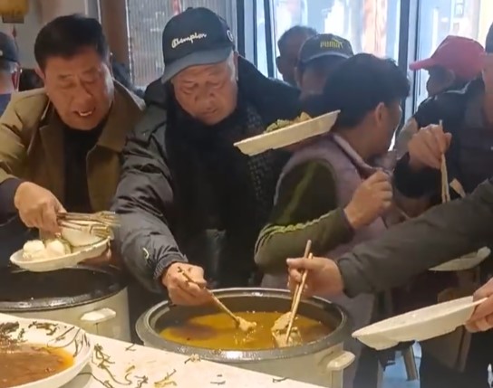 中国人がバイキングで食事している