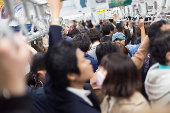 【画像】電車に乗る女子さん、痴漢捜査員に見守られる光景がヤバすぎるｗｗｗｗｗｗ