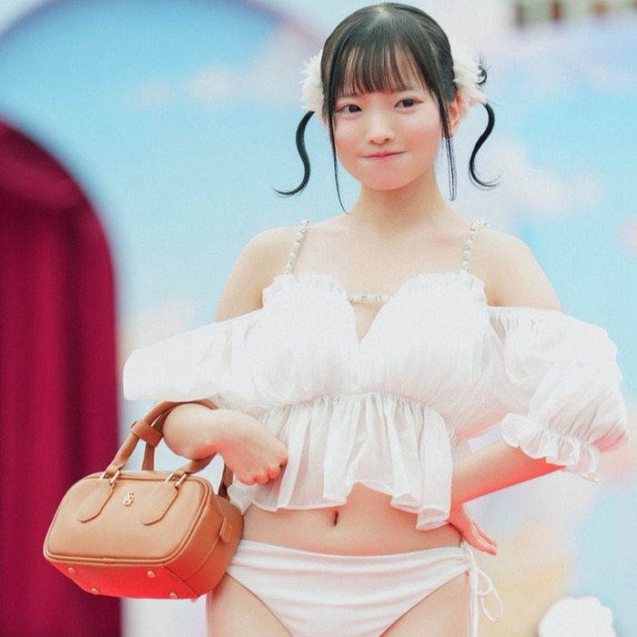【画像】アイドルさん、ビキニ姿の股からポロリした瞬間を激写されてしまうｗｗｗｗｗ