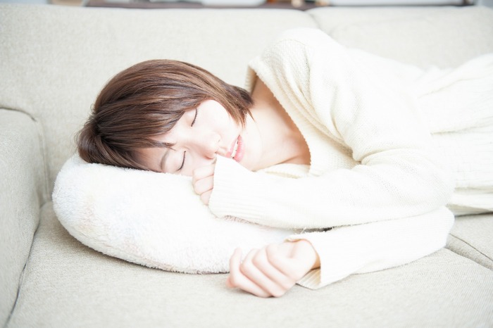 【画像】爆睡中の女子さん、寝相がエ□すぎて見えそうになってしまうｗｗｗｗｗｗ