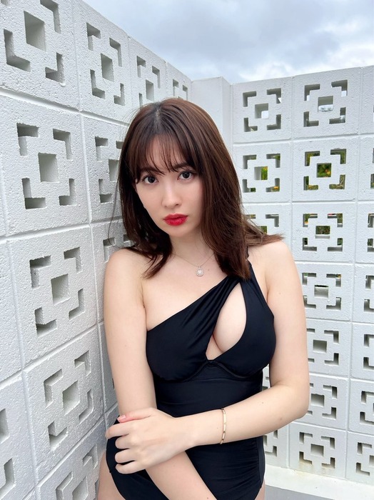 小嶋陽菜の水着おっぱい