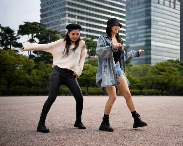 【動画】お○ぱいダンスのお姉さん、照れながら踊る仕草がエ□すぎたｗｗｗｗｗ