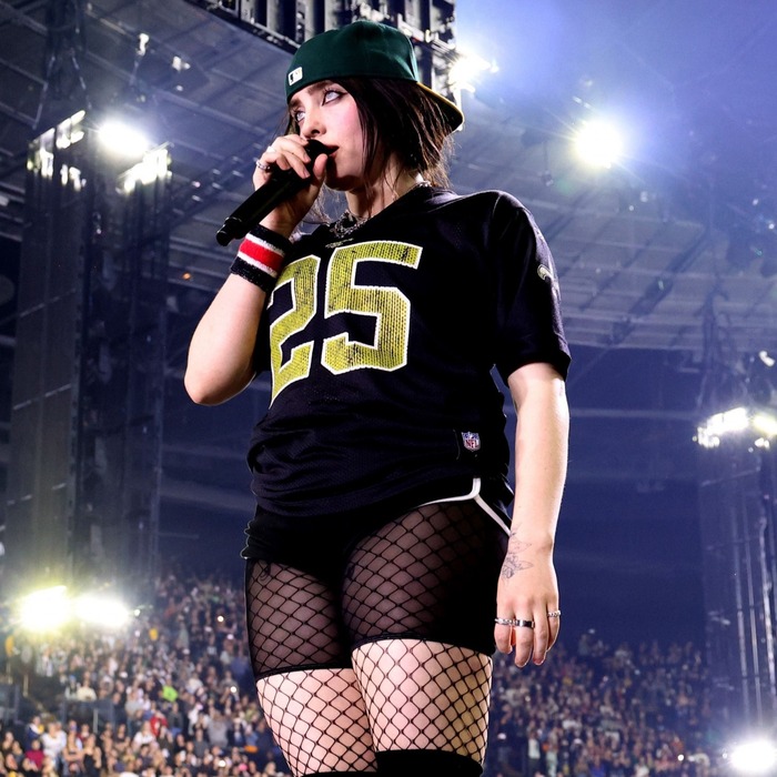 【画像】ビリーアイリッシュさん、ワレメをくっきりさせてライブ出演してしまうwwwww