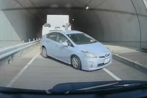 プリウスがトラックに追突される