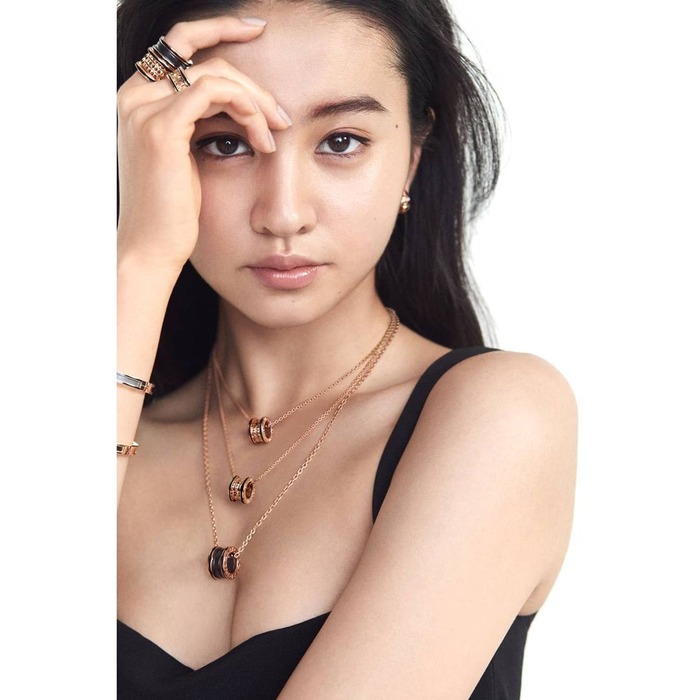 キムタクの娘が帯の上を歩いてる