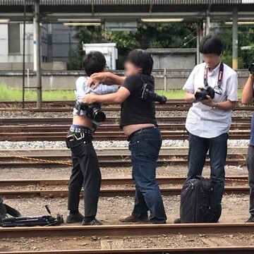 悲報 撮り鉄 江ノ電の前に現れた外人の店のクチコミ欄に突撃 女子アナお宝画像速報 5chまとめ 悲報 撮り鉄 江ノ電の前に現れた外人の店のクチコミ欄に突撃 女子アナお宝画像速報 5chまとめ
