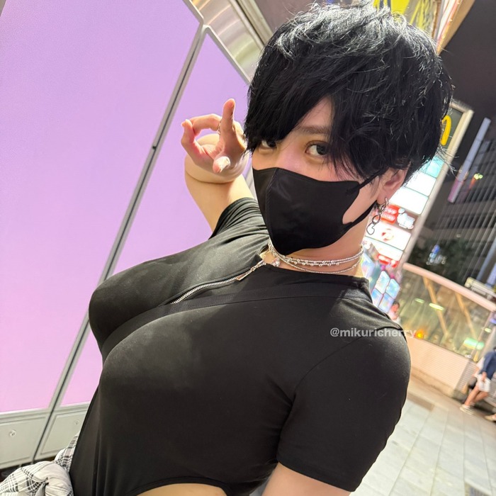 【動画】ボーイッシュ巨乳女さん、Hすぎる服装で街を歩いてしまうwwwwww
