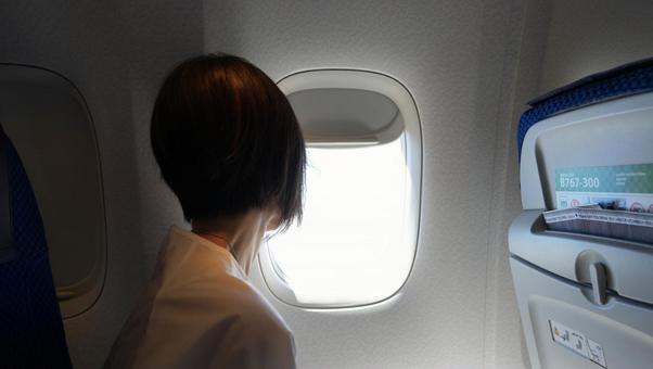 【動画】飛行機で隣の席にこんなお○ぱい女子が座ってきたらどうする？