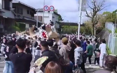 だんじり祭りで横転