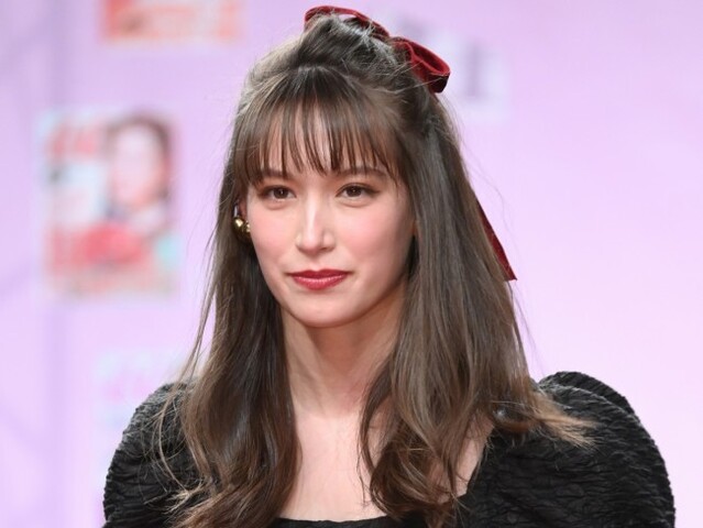 【GIF】美人コメンテーターさん、ロケ中にブラチラしてしまうwwwwww