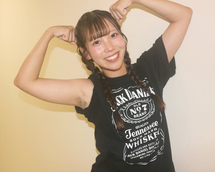 【画像】アイドルさん、めちゃくちゃワキ毛ボーボーだったｗｗｗｗｗｗｗ