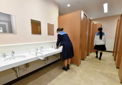 女子高生の和式トイレ