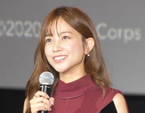 【画像】キャスターの中川絵美里さん、生放送で熱狂的なファンに囲まれてしまうｗｗｗｗｗ
