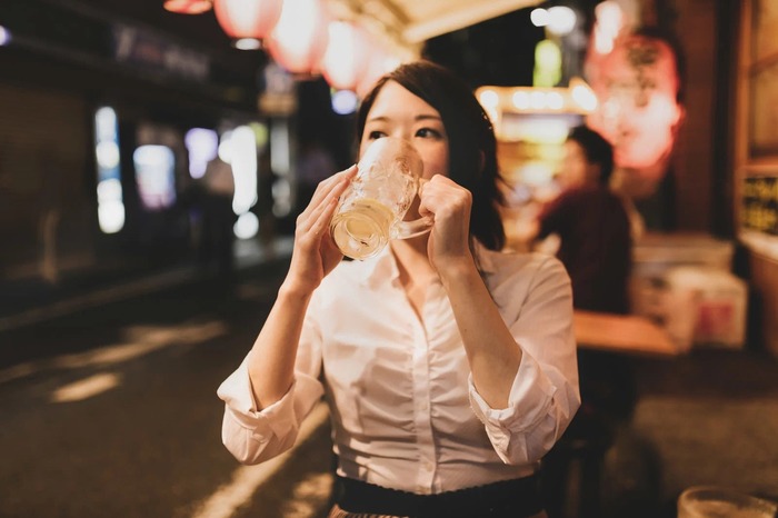【画像】酒ばっかり飲むこんな女子とセ○クスできる？ｗｗｗｗｗｗ