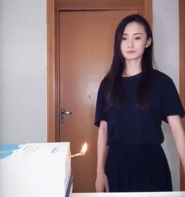 ヌンチャクを持った女性