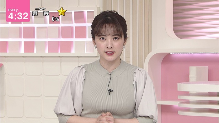 河出奈都美アナのニット乳