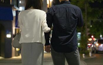 太った女性に寿司をおごる