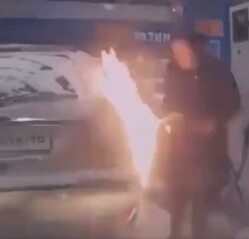 給油口の火を近づける女性