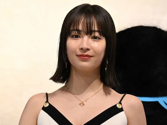 【画像】広瀬すずさん、大観衆の面前で乳首ピンコ勃ちの痛恨のミスｗｗｗｗｗｗｗ