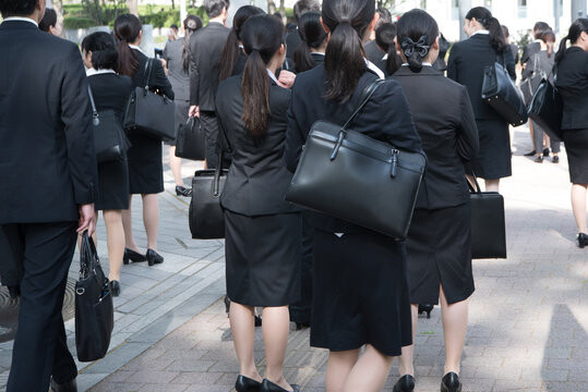 【画像】農協の女子社員に眼鏡っ娘が発見されるwwwwwwww