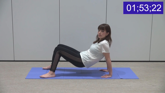 三谷紬アナの爆乳ストレッチ