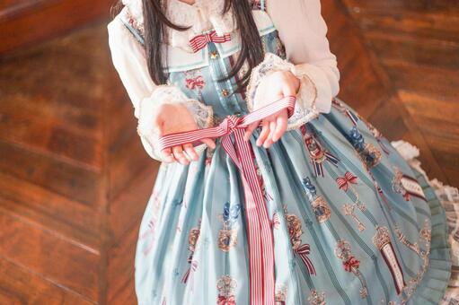 【画像】過激派コスプレイヤーさん、とんでもない格好でイベント出演させられるwwwwww