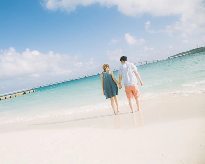 【画像】海にいたカップルさん、エ□かわすぎる彼女が話題になってしまうｗｗｗｗｗｗ