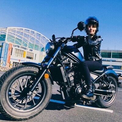 バイクが納車された女性