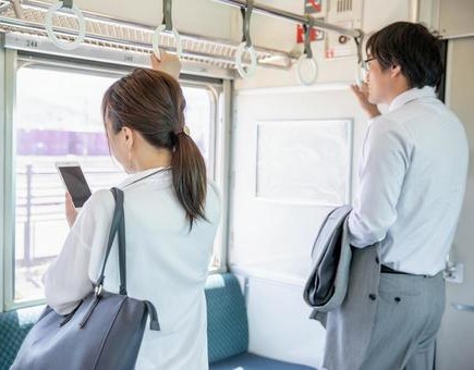 【画像】電車内で合法的に女子を撮影する猛者が現れてしまうｗｗｗｗｗ
