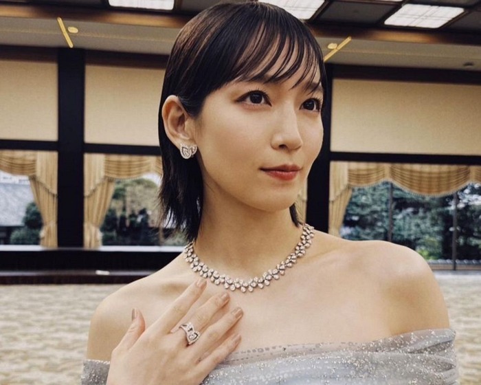 【画像】吉岡里帆さん、CMで着用した“謎セクシー”な衣装がコチラwwwww