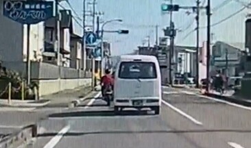 バイクを煽っている車