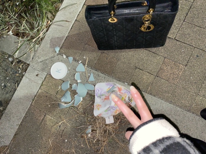 マグカップを割る風俗嬢