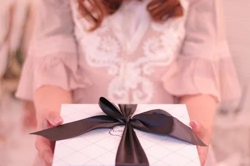 【画像】∧∨女優さんのイベント、男子が喜ぶプレゼントを配布してしまうｗｗｗｗｗｗｗ
