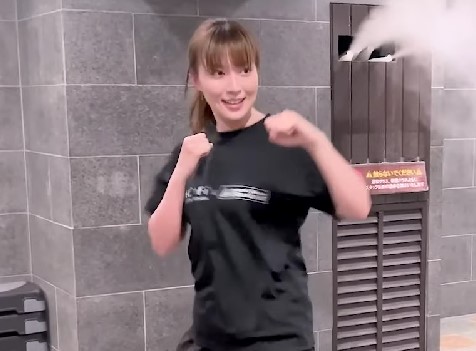 阿部華也子の胸チラ