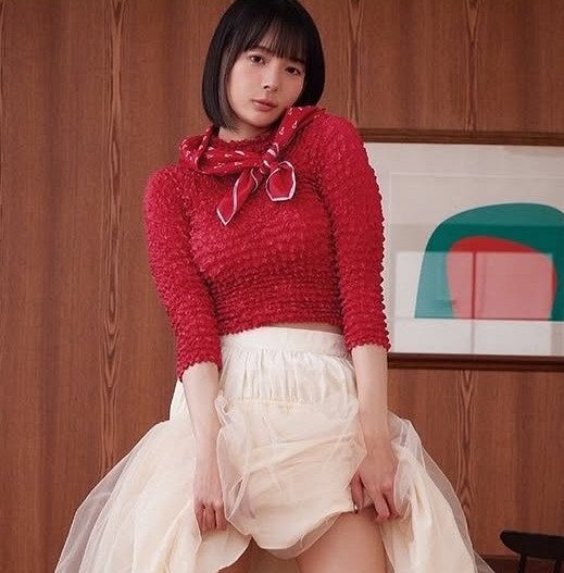 【画像】岡田紗佳さん、露出が激しい衣装で謎のセクシーポーズがこちらwwwww