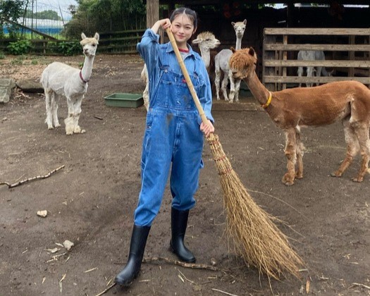 【画像】牧場の娘さん、可愛すぎて養子になれるレベルだと話題にwwwwwww