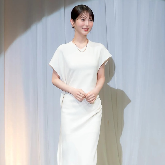 【動画】浜辺美波さん、番組で公開手コキを披露してしまうwwwwww
